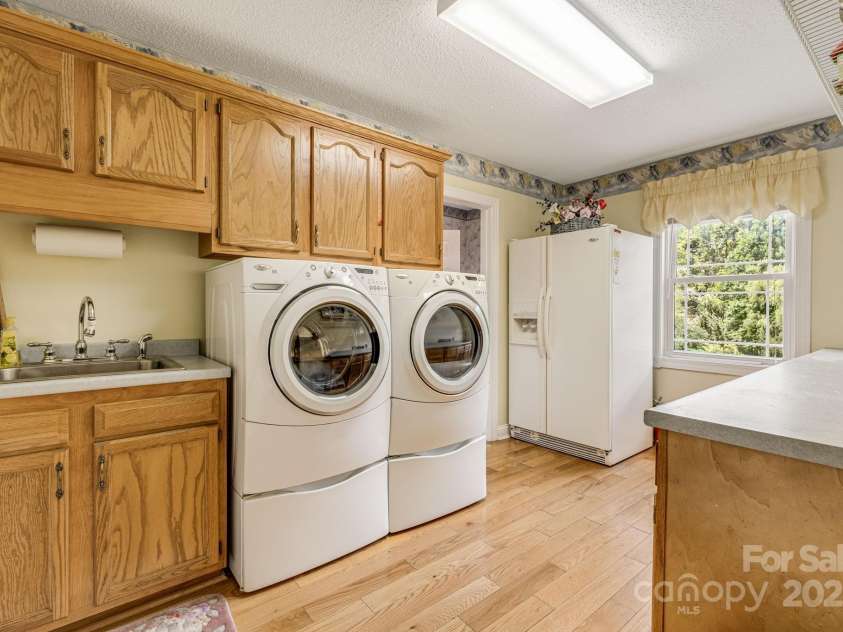 350 Old Sunset Hill Road, Hendersonville, NC 28792.  MLS# CAR4323203, YatesRealty ID 33117. 