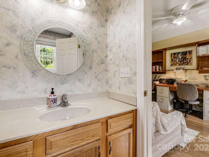 350 Old Sunset Hill Road, Hendersonville, NC 28792.  MLS# CAR4323203, YatesRealty ID 33117. 