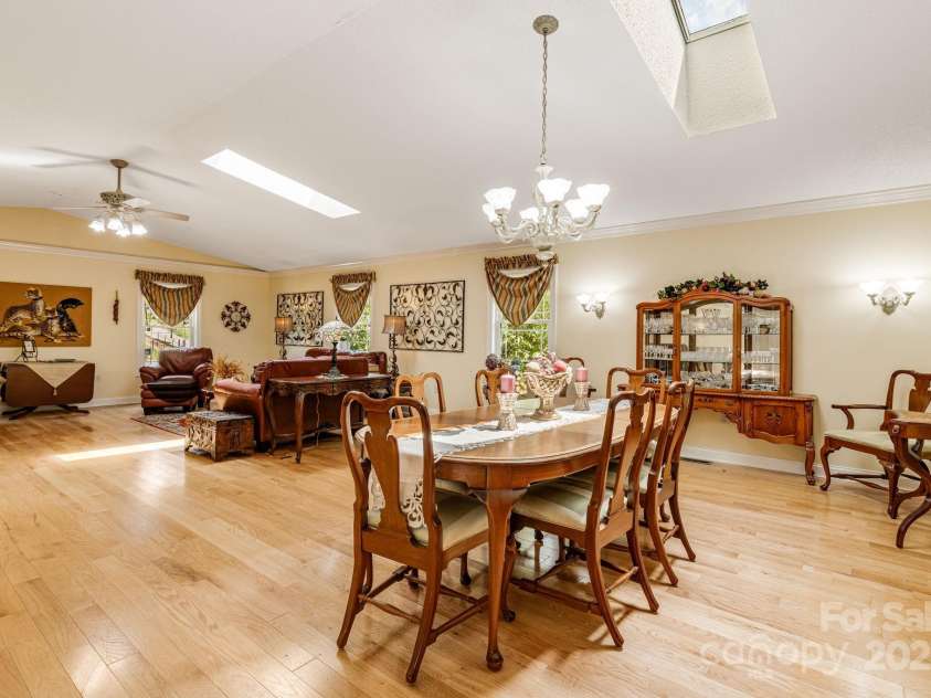 350 Old Sunset Hill Road, Hendersonville, NC 28792.  MLS# CAR4323203, YatesRealty ID 33117. 