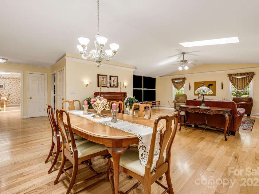 350 Old Sunset Hill Road, Hendersonville, NC 28792.  MLS# CAR4323203, YatesRealty ID 33117. 