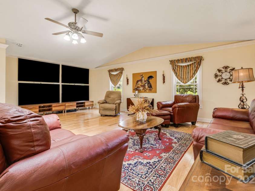 350 Old Sunset Hill Road, Hendersonville, NC 28792.  MLS# CAR4323203, YatesRealty ID 33117. 