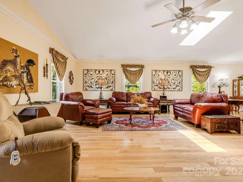 350 Old Sunset Hill Road, Hendersonville, NC 28792.  MLS# CAR4323203, YatesRealty ID 33117. 