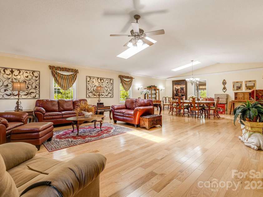 350 Old Sunset Hill Road, Hendersonville, NC 28792.  MLS# CAR4323203, YatesRealty ID 33117. 