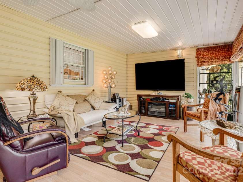 350 Old Sunset Hill Road, Hendersonville, NC 28792.  MLS# CAR4323203, YatesRealty ID 33117. 