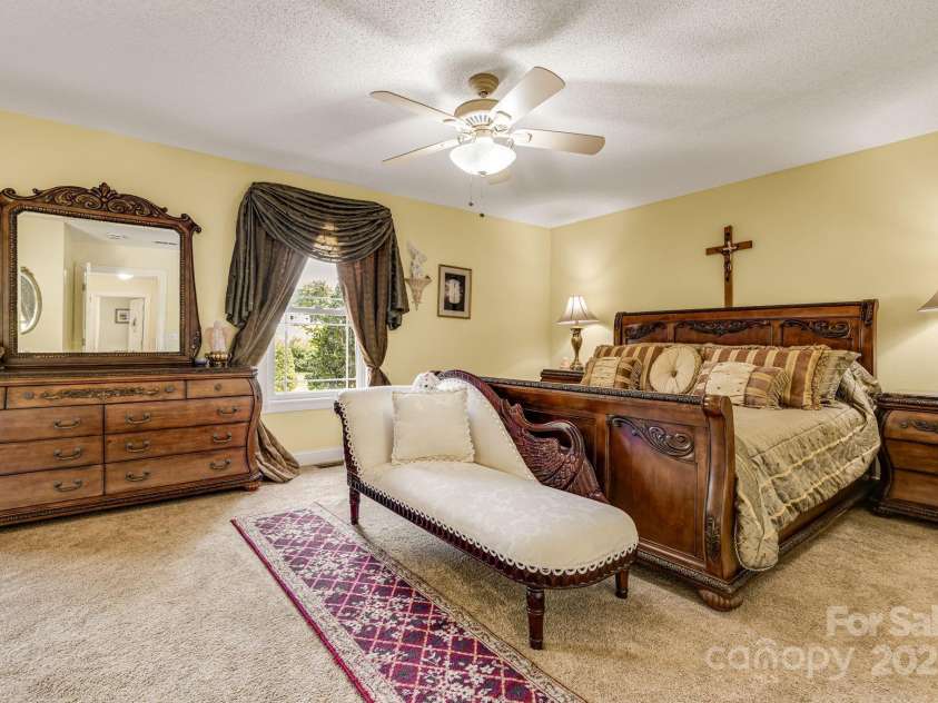 350 Old Sunset Hill Road, Hendersonville, NC 28792.  MLS# CAR4323203, YatesRealty ID 33117. 