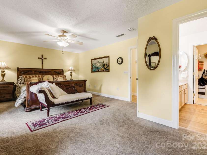 350 Old Sunset Hill Road, Hendersonville, NC 28792.  MLS# CAR4323203, YatesRealty ID 33117. 