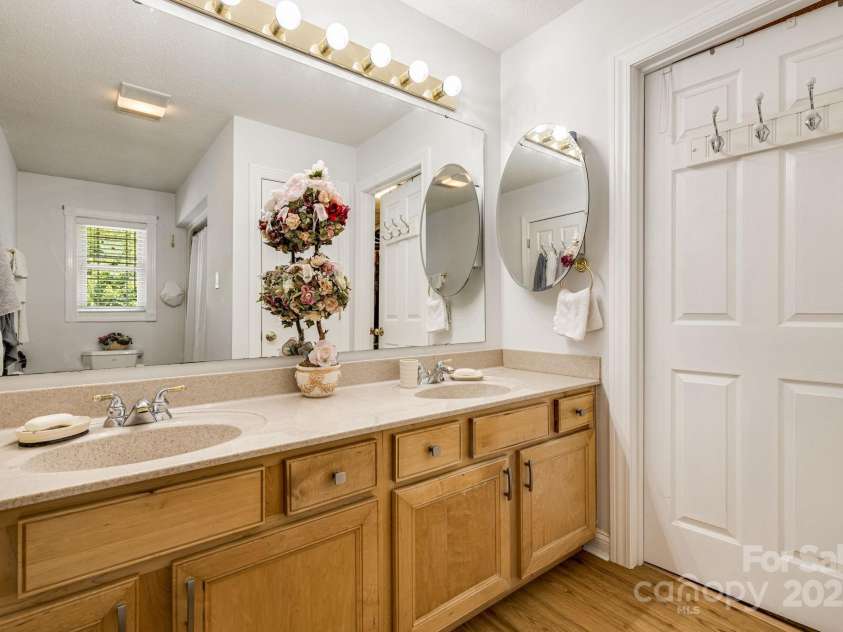 350 Old Sunset Hill Road, Hendersonville, NC 28792.  MLS# CAR4323203, YatesRealty ID 33117. 