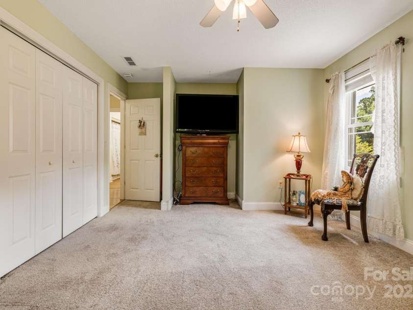 350 Old Sunset Hill Road, Hendersonville, NC 28792.  MLS# CAR4323203, YatesRealty ID 33117. 