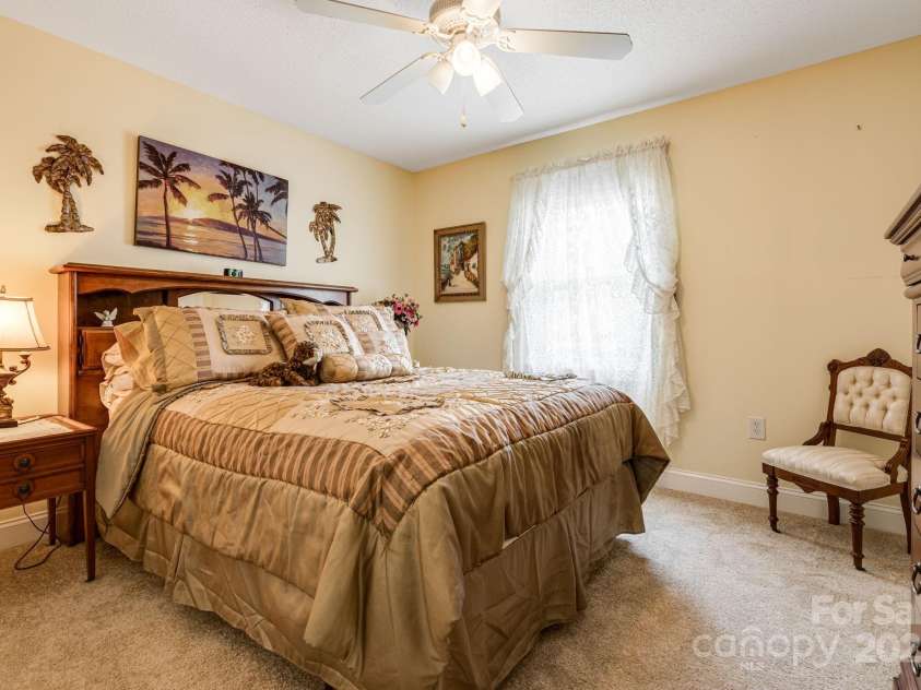 350 Old Sunset Hill Road, Hendersonville, NC 28792.  MLS# CAR4323203, YatesRealty ID 33117. 