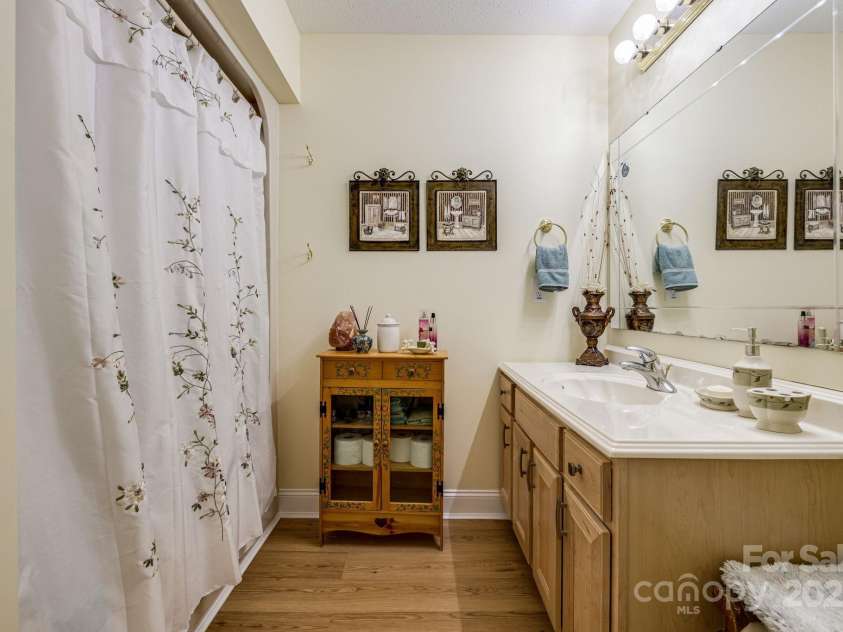 350 Old Sunset Hill Road, Hendersonville, NC 28792.  MLS# CAR4323203, YatesRealty ID 33117. 