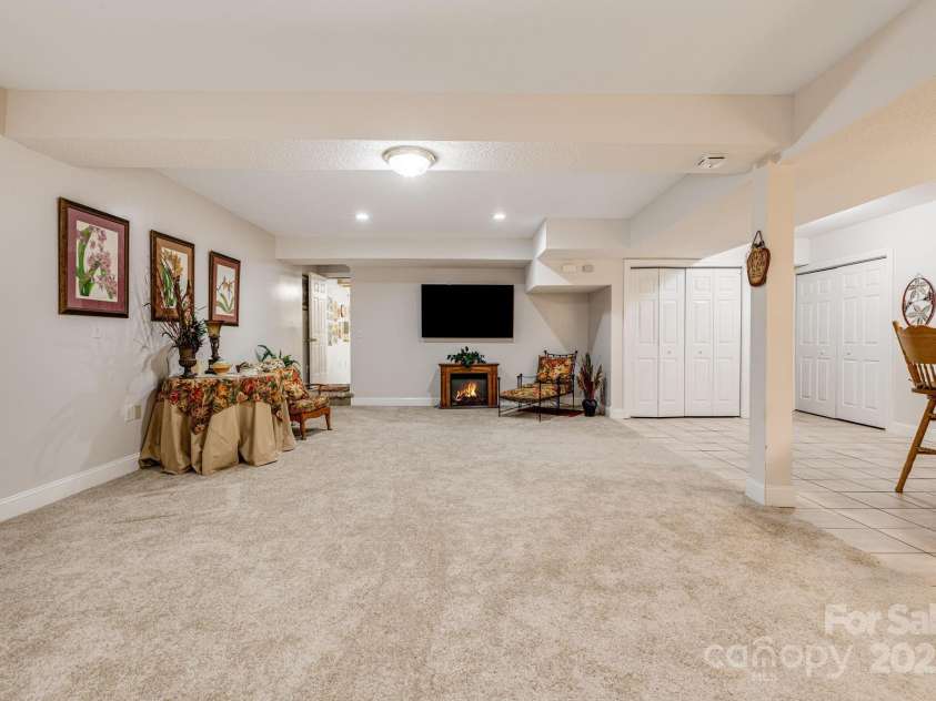 350 Old Sunset Hill Road, Hendersonville, NC 28792.  MLS# CAR4323203, YatesRealty ID 33117. 