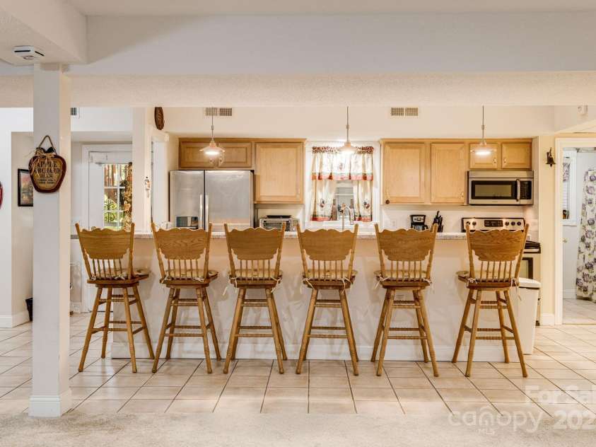 350 Old Sunset Hill Road, Hendersonville, NC 28792.  MLS# CAR4323203, YatesRealty ID 33117. 