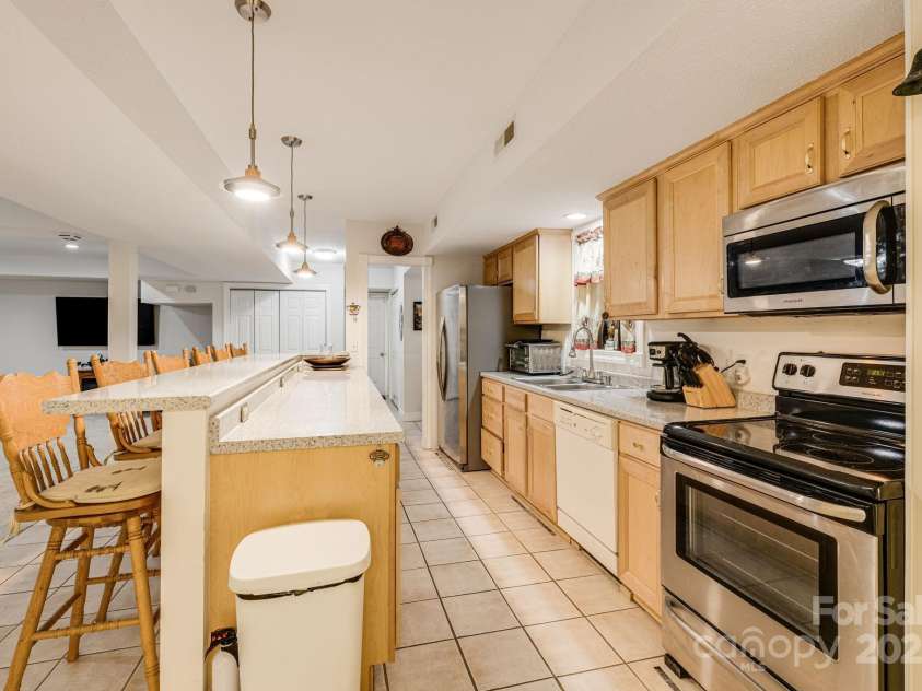 350 Old Sunset Hill Road, Hendersonville, NC 28792.  MLS# CAR4323203, YatesRealty ID 33117. 