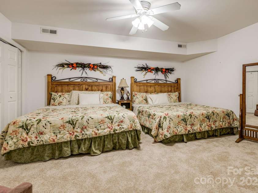 350 Old Sunset Hill Road, Hendersonville, NC 28792.  MLS# CAR4323203, YatesRealty ID 33117. 