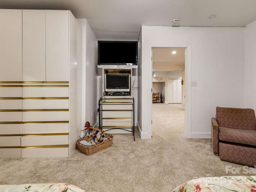 350 Old Sunset Hill Road, Hendersonville, NC 28792.  MLS# CAR4323203, YatesRealty ID 33117. 