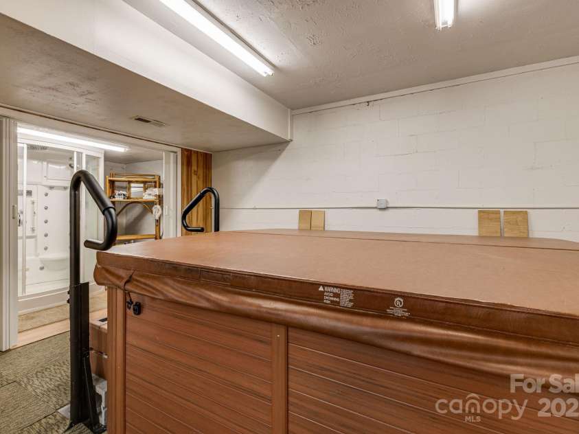 350 Old Sunset Hill Road, Hendersonville, NC 28792.  MLS# CAR4323203, YatesRealty ID 33117. 