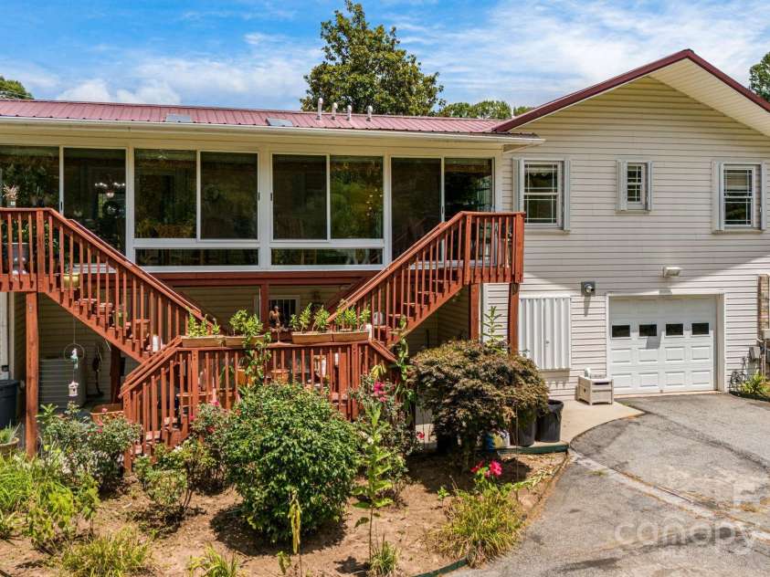 350 Old Sunset Hill Road, Hendersonville, NC 28792.  MLS# CAR4323203, YatesRealty ID 33117. 