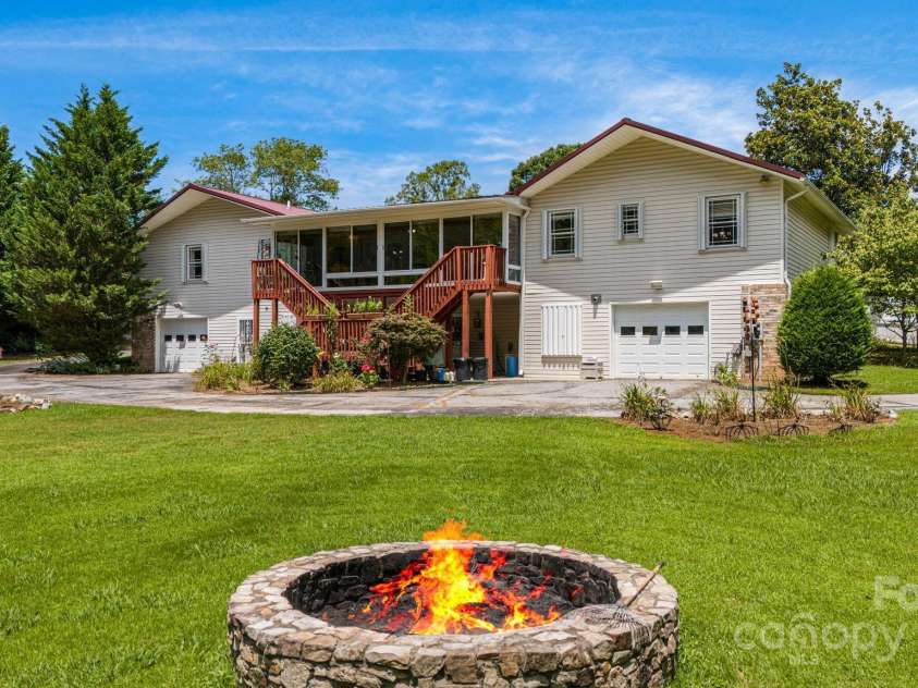 350 Old Sunset Hill Road, Hendersonville, NC 28792.  MLS# CAR4323203, YatesRealty ID 33117. 