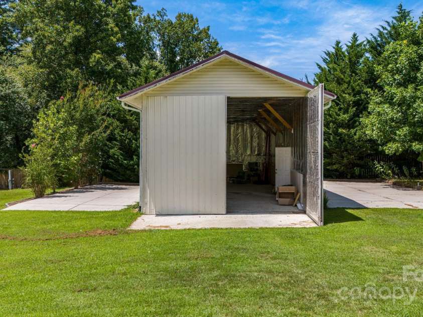 350 Old Sunset Hill Road, Hendersonville, NC 28792.  MLS# CAR4323203, YatesRealty ID 33117. 