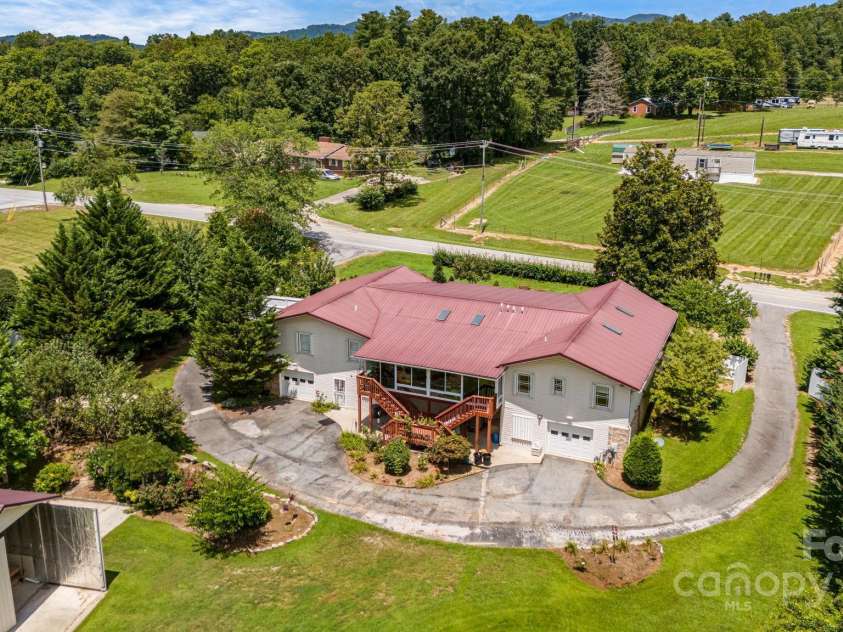 350 Old Sunset Hill Road, Hendersonville, NC 28792.  MLS# CAR4323203, YatesRealty ID 33117. 