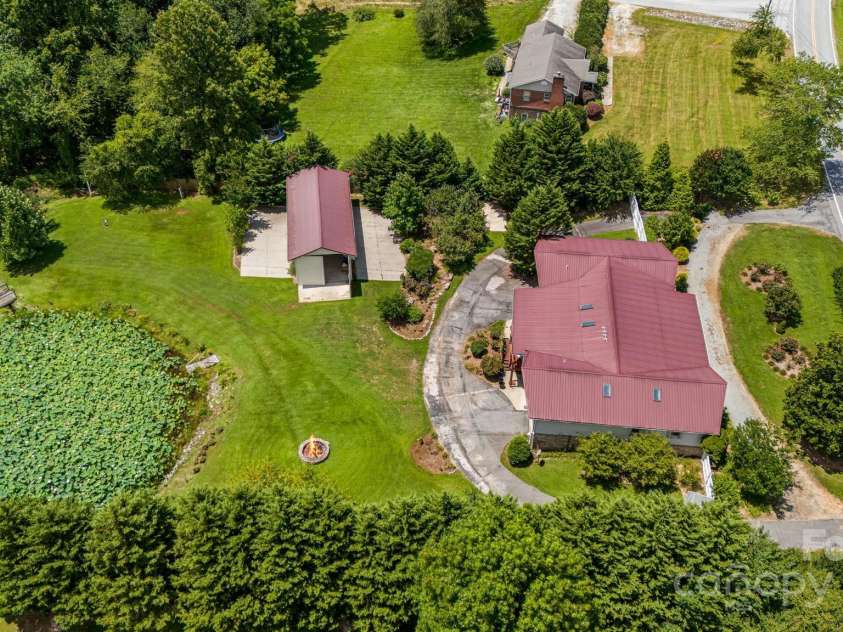 350 Old Sunset Hill Road, Hendersonville, NC 28792.  MLS# CAR4323203, YatesRealty ID 33117. 