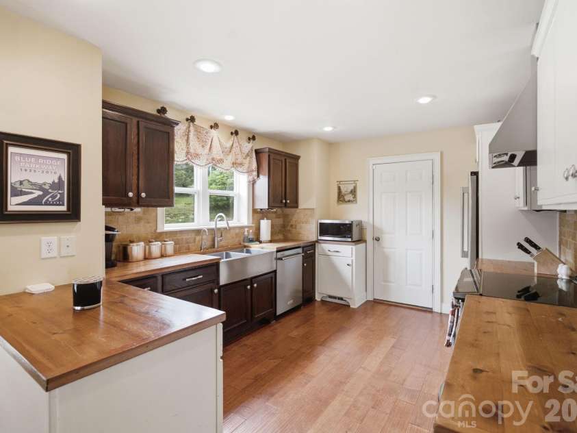 276 Four Diamond Drive, Seven Devils, NC 28604.  MLS# CAR4394348, YatesRealty ID 33119. 
