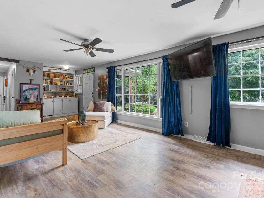 3843 22nd Street, Hickory, NC 28601.  MLS# CAR4289895, YatesRealty ID 33119. 