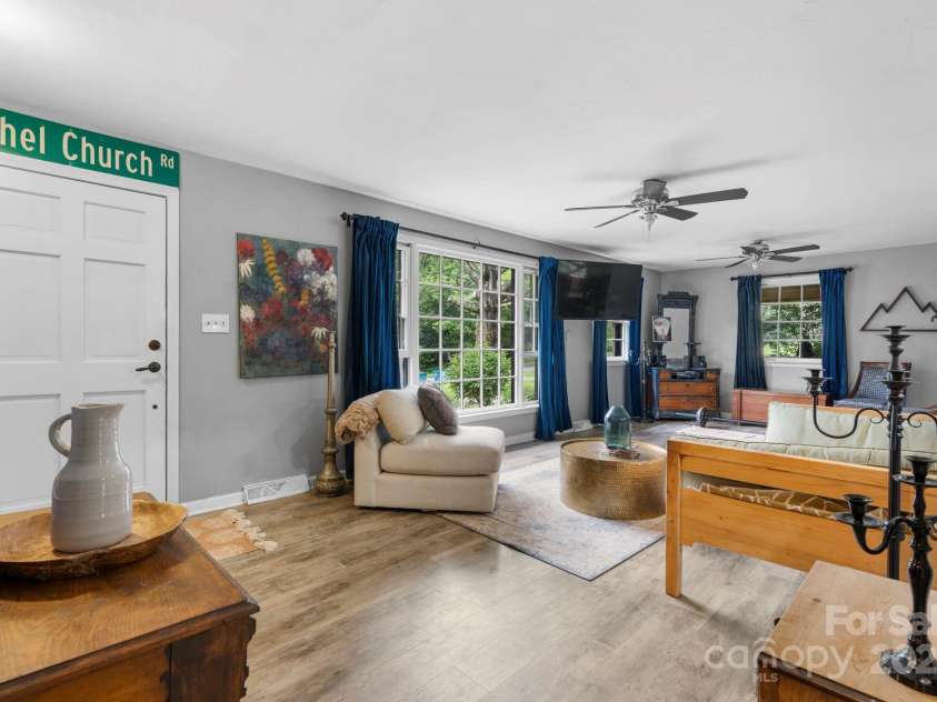 3843 22nd Street, Hickory, NC 28601.  MLS# CAR4289895, YatesRealty ID 33119. 