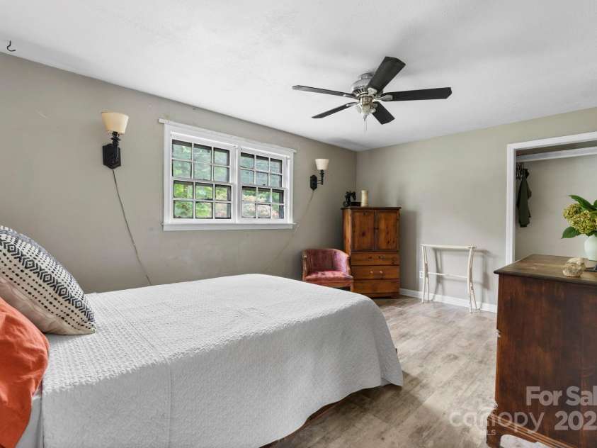 3843 22nd Street, Hickory, NC 28601.  MLS# CAR4289895, YatesRealty ID 33119. 