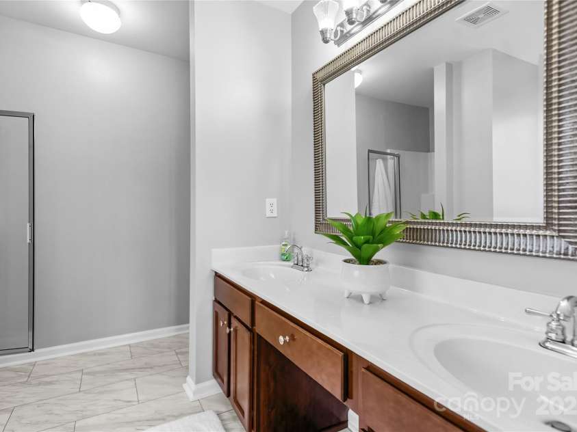 9724 Cadman Court, Cornelius, NC 28031.  MLS# CAR4233696, YatesRealty ID 3312. Primary Bath with dual vanity, garden tub, separate shower & tile floors!