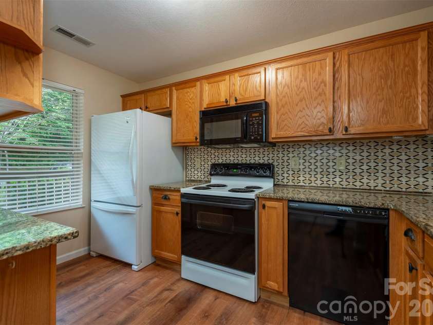 509 Carrington Place, Arden, NC 28704.  MLS# CAR4384818, YatesRealty ID 33123. Kitchen