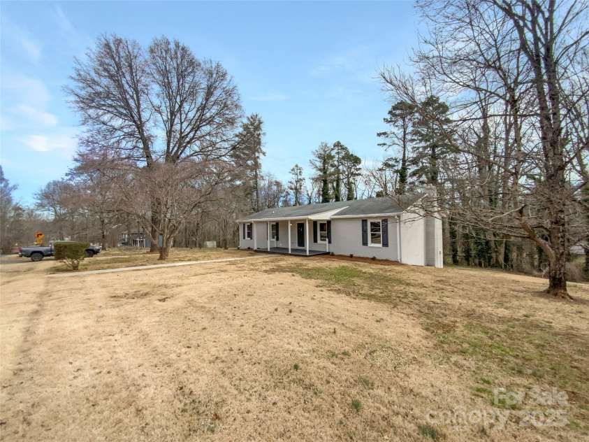510 Newport Drive, Salisbury, NC 28144.  MLS# CAR4235417, YatesRealty ID 33123. 