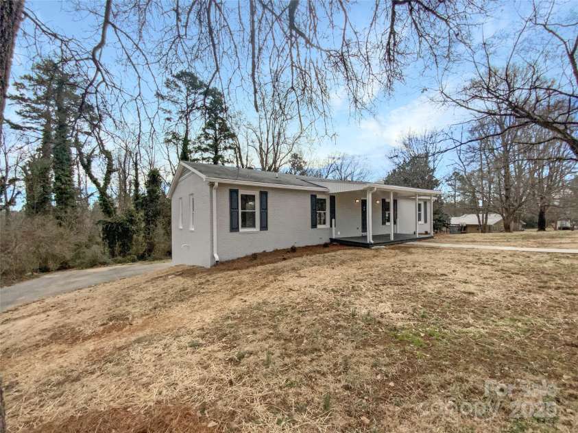 510 Newport Drive, Salisbury, NC 28144.  MLS# CAR4235417, YatesRealty ID 33123. 