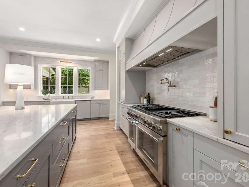 221 Hargett Court, Charlotte, NC 28211.  MLS# CAR4397537, YatesRealty ID 33124. Chef's kitchen