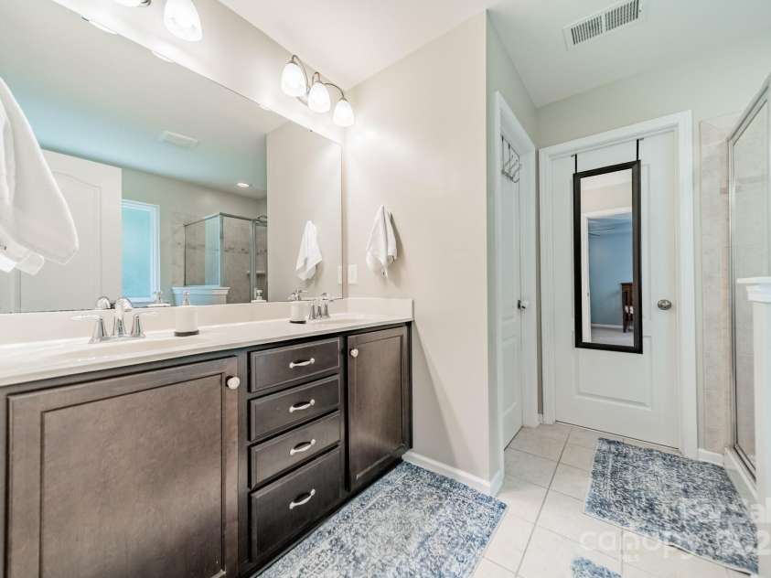 5804 Dinsmore Lane, Belmont, NC 28012.  MLS# CAR4264169, YatesRealty ID 33124. Primary Bath