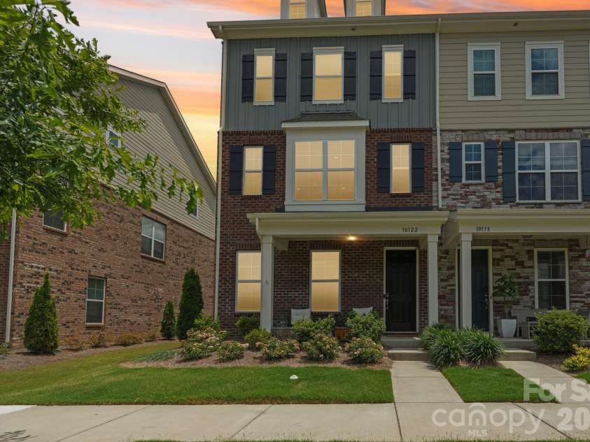 10122 Hemingway Place, Charlotte, NC 28227.  MLS# CAR4396419, YatesRealty ID 33125. 