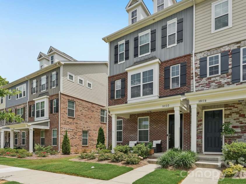 10122 Hemingway Place, Charlotte, NC 28227.  MLS# CAR4396419, YatesRealty ID 33125. 