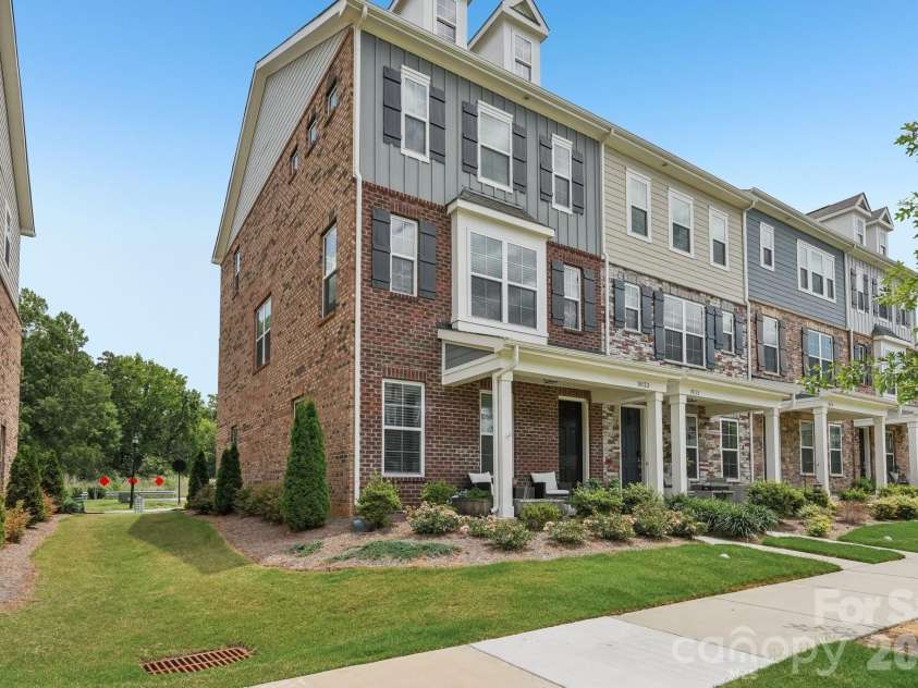 10122 Hemingway Place, Charlotte, NC 28227.  MLS# CAR4396419, YatesRealty ID 33125. 