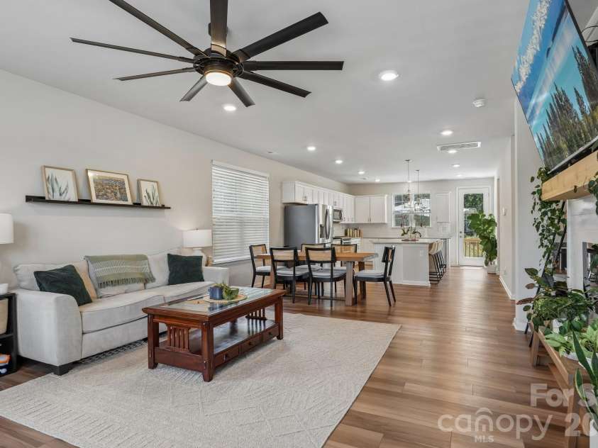 10122 Hemingway Place, Charlotte, NC 28227.  MLS# CAR4396419, YatesRealty ID 33125. 