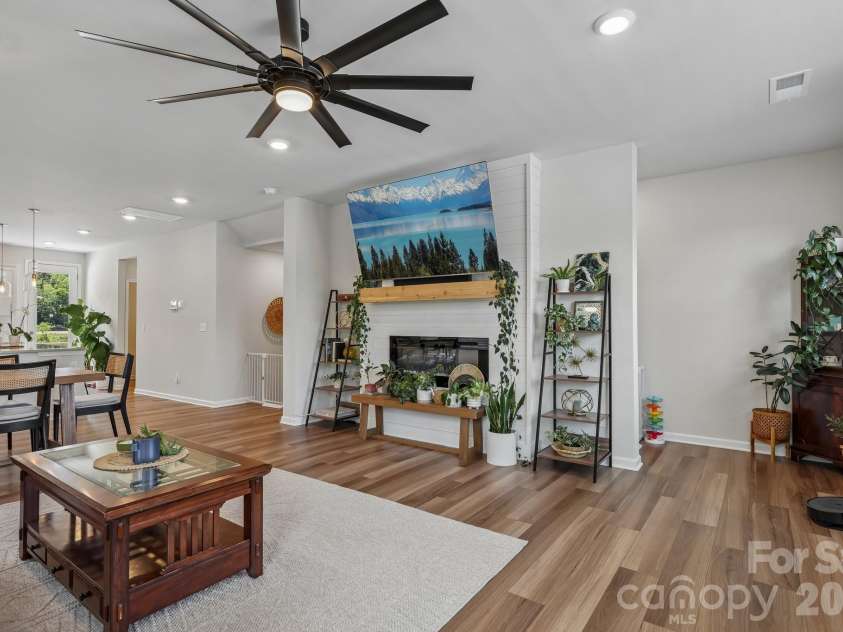 10122 Hemingway Place, Charlotte, NC 28227.  MLS# CAR4396419, YatesRealty ID 33125. 