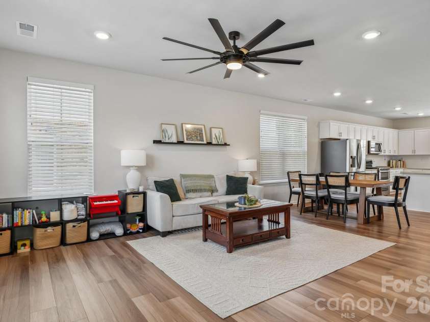 10122 Hemingway Place, Charlotte, NC 28227.  MLS# CAR4396419, YatesRealty ID 33125. 