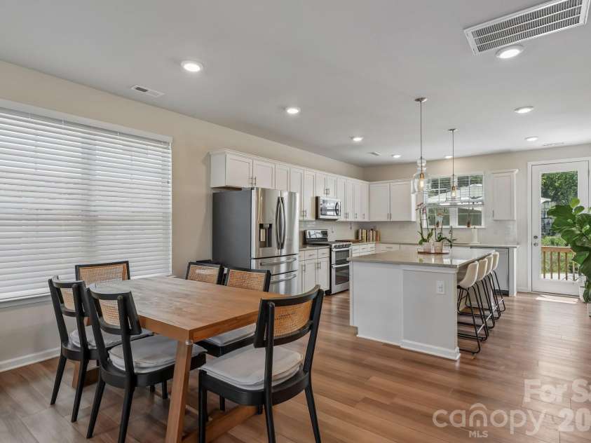 10122 Hemingway Place, Charlotte, NC 28227.  MLS# CAR4396419, YatesRealty ID 33125. 