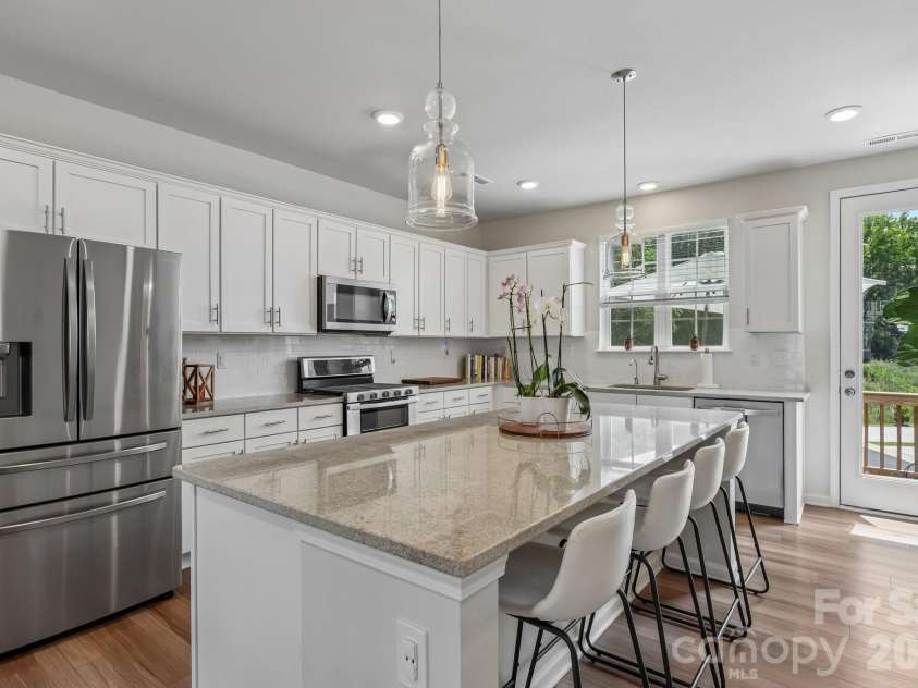 10122 Hemingway Place, Charlotte, NC 28227.  MLS# CAR4396419, YatesRealty ID 33125. 