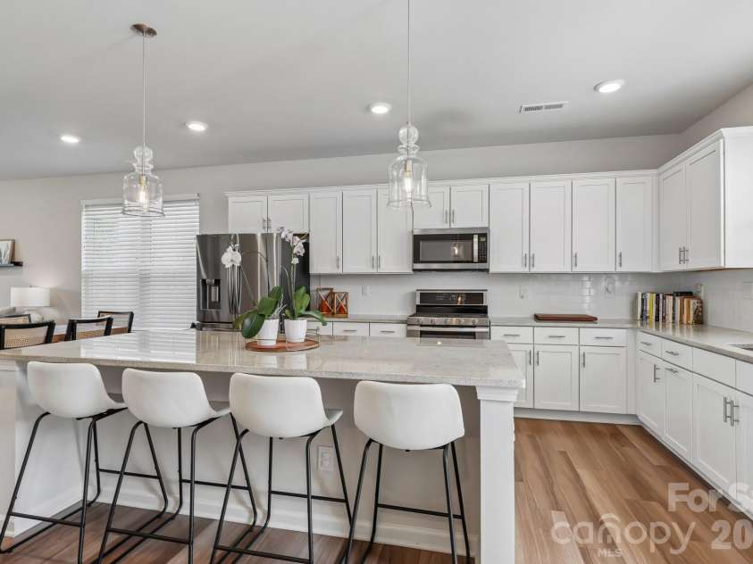 10122 Hemingway Place, Charlotte, NC 28227.  MLS# CAR4396419, YatesRealty ID 33125. 
