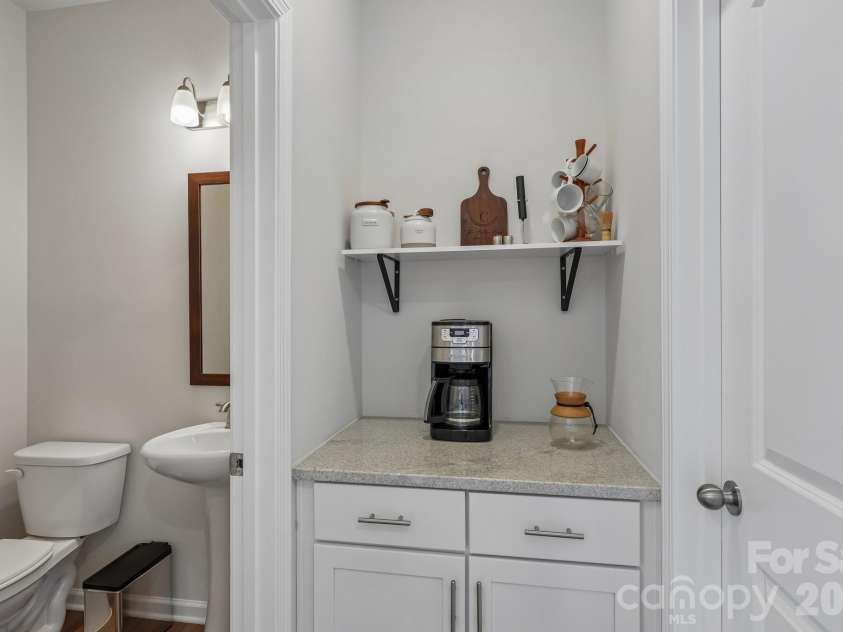 10122 Hemingway Place, Charlotte, NC 28227.  MLS# CAR4396419, YatesRealty ID 33125. 