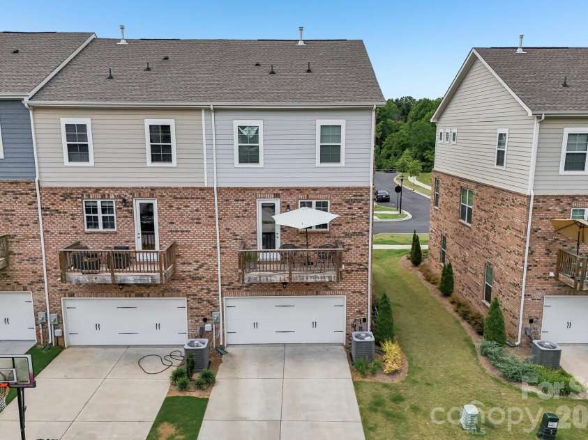 10122 Hemingway Place, Charlotte, NC 28227.  MLS# CAR4396419, YatesRealty ID 33125. 