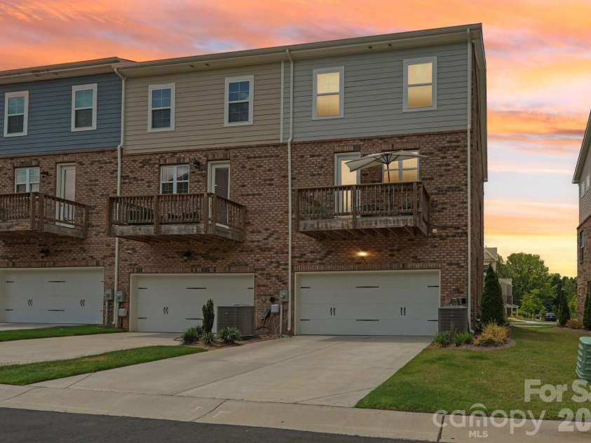 10122 Hemingway Place, Charlotte, NC 28227.  MLS# CAR4396419, YatesRealty ID 33125. 