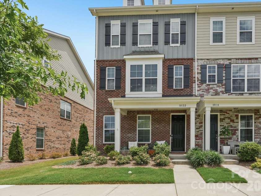 10122 Hemingway Place, Charlotte, NC 28227.  MLS# CAR4396419, YatesRealty ID 33125. 