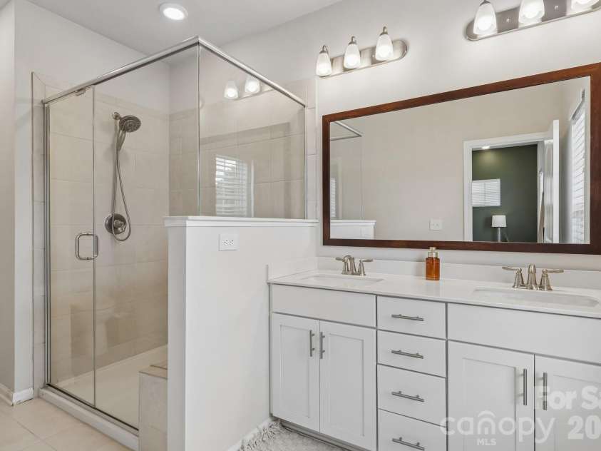 10122 Hemingway Place, Charlotte, NC 28227.  MLS# CAR4396419, YatesRealty ID 33125. Primary Bathroom