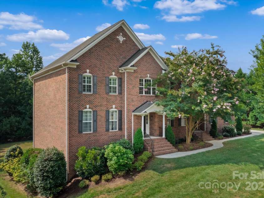 1040 Lake Forest Drive, Matthews, NC 28104.  MLS# CAR4285953, YatesRealty ID 33125. Exterior Front Left